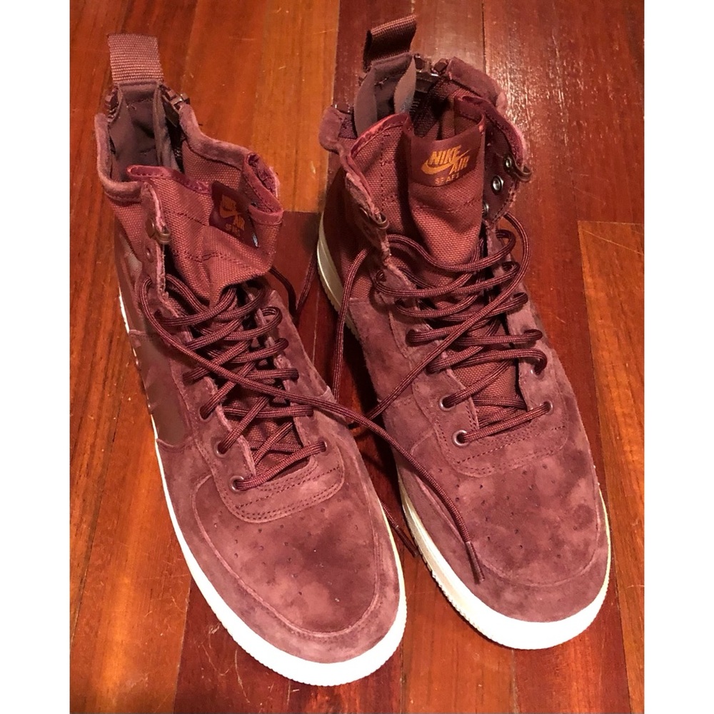 Men Nike Air tennis shoes, Sz 11.5. It has lace closure and zipper in the back